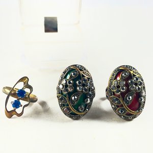Lote siguiente: Tres Anillos con Circonitas y Detalles Florales