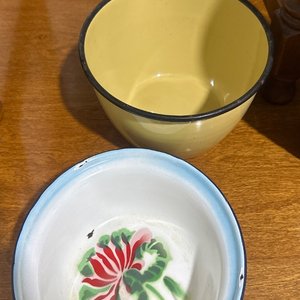 Lote anterior: Dos Cuencos Esmaltados con Diseño Floral