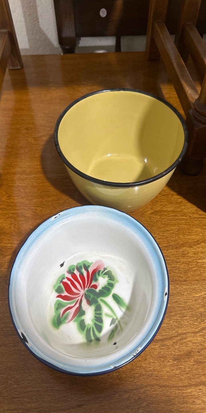 Dos Cuencos Esmaltados con Diseño Floral
