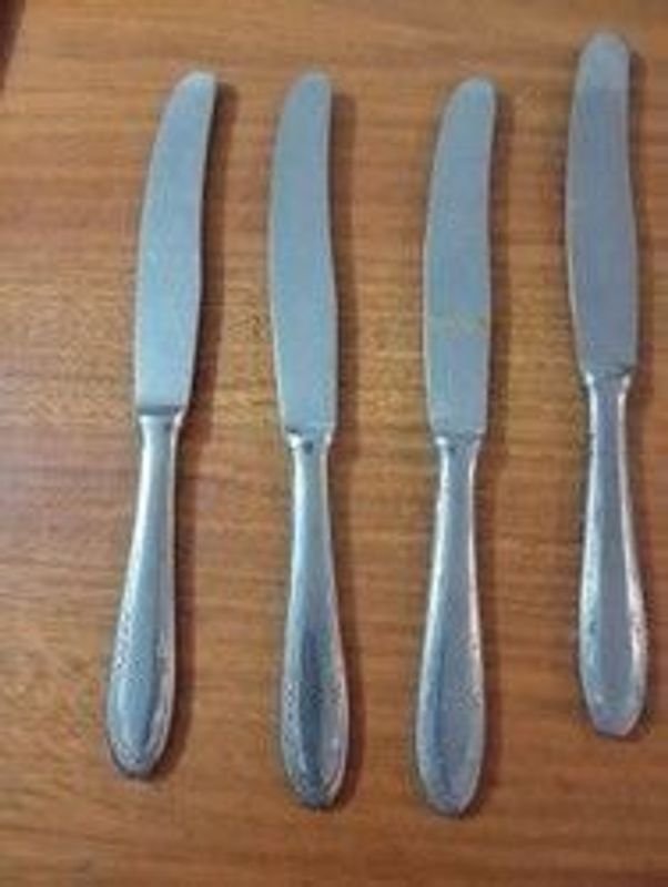 Lote de cuchillos y bandeja de metal blanco - imagen 2