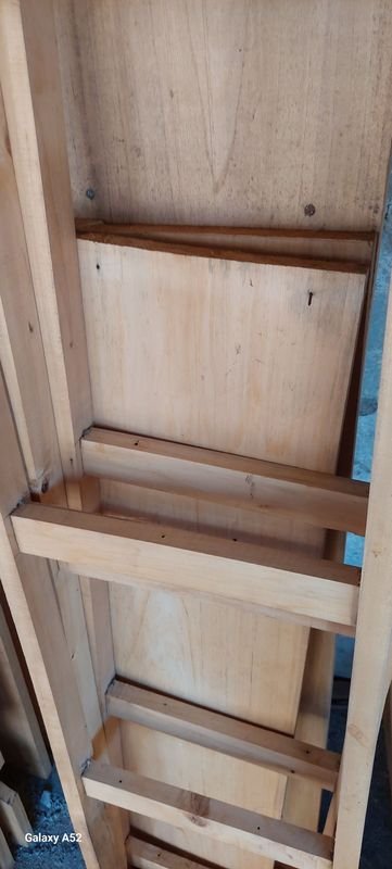 Escalera de madera con estantería y tablones - imagen 2