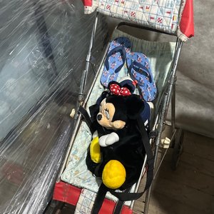 Lote siguiente: Cochecito de bebé con muñeco Minnie Mouse