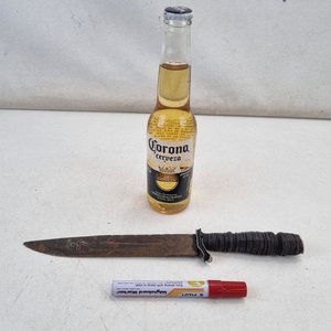 Cuchillo de Supervivencia con Hoja de Metal Oxidada y Empuñadura Ranurada Oscura - imagen 1