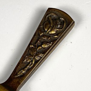 Matasellos Antiguo de Bronce con Diseño Floral - imagen 2