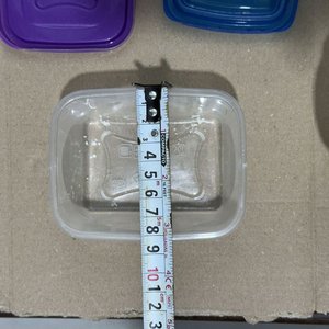 Juego de 4 recipientes plásticos apilables con tapas de colores - imagen 10