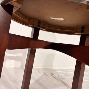 Mesa de Apoyo Redonda Madera Oscura con Aro de Acero - imagen 3