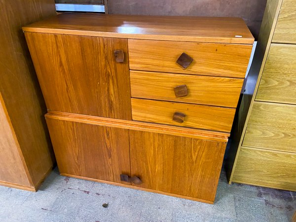 Mueble de madera con cajones y puertas