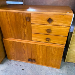 Lote anterior: Mueble de madera con cajones y puertas