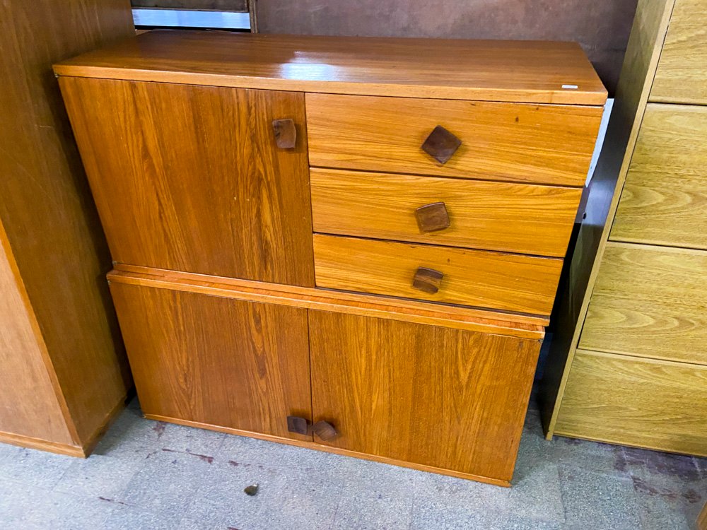 Mueble de madera con cajones y puertas