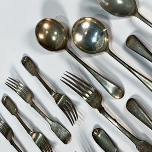 Conjunto de 19 Cubiertos Metálicos Vintage: Tenedores, Cucharas y Cucharas de Servir - imagen 2
