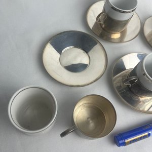 Juego de 4 Tazas de Café con Platillos en Porcelana y Metal - imagen 7