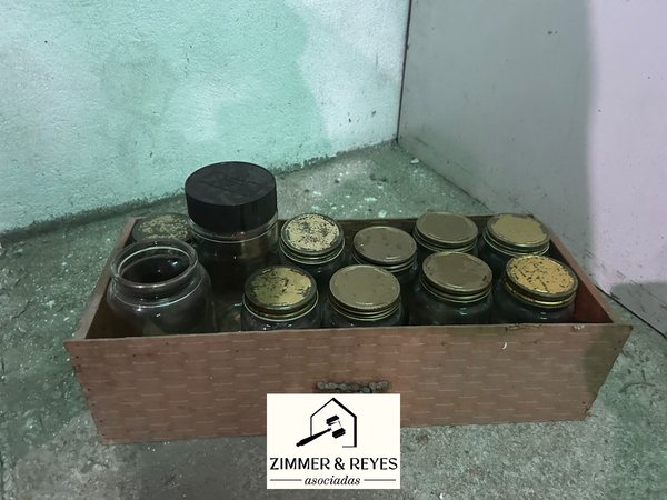Cajón con 8 Frascos de Vidrio y Tapa Metálica Dorada