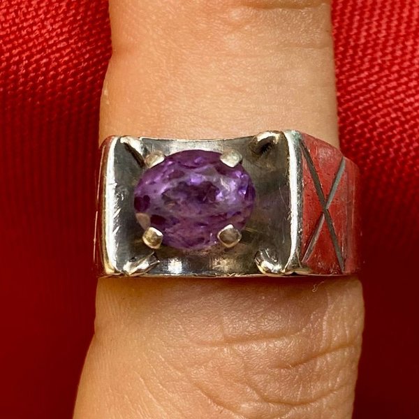 Anillo de plata con piedra central color violeta - imagen 4