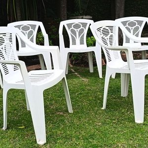 Set de 9 Sillas Blancas de PVC para Jardín Marca Flora - imagen 5