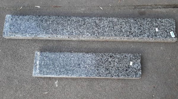 Dos Tramos de Granito Gris con Motas Negras - imagen 1