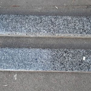 Lote anterior: Dos Tramos de Granito Gris con Motas Negras