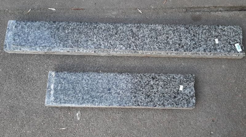 Dos Tramos de Granito Gris con Motas Negras