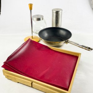 Lote anterior: Ocho piezas,  wok, bandeja de desayuno, porta rollo, frascos