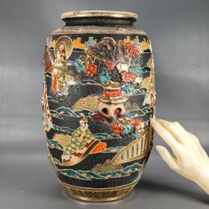 Jarrón Satsuma con Diseños en Relieve y Figuras Orientales - imagen 7