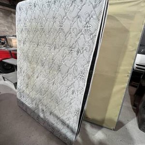 Lote anterior: Colchón de una plaza con base de sommier
