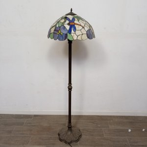 Lote siguiente: Lámpara de Pie Estilo Tiffany con Vitral de Libélulas y Flores