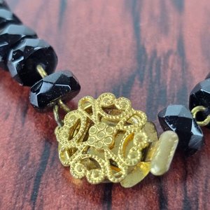 Collar de Piedras Negras Facetadas con Cierre Dorado - imagen 3