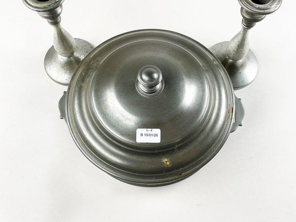Tres piezas de metal en diseño circular con candelabros y tapa - imagen 3