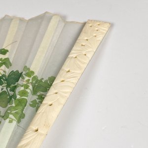 Abanico de Marfil y Seda con Decoración Floral y Abaniquera - imagen 6