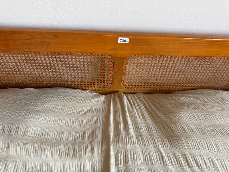 Cama de Dos Plazas con Cabecera Esterillada en Madera