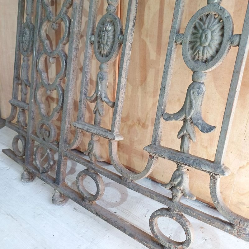 Reja balconera antigua en hierro forjado con apliques de hierro fundido - imagen 5
