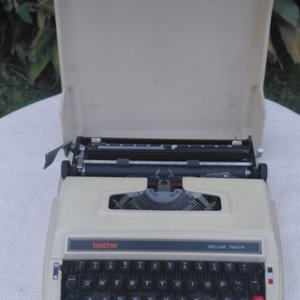 Lote anterior: Máquina de Escribir Brother Deluxe 760TR Portátil