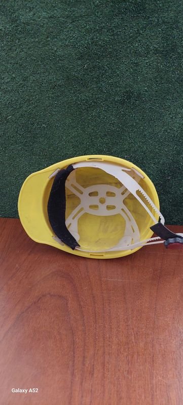 Casco amarillo de plástico - imagen 2