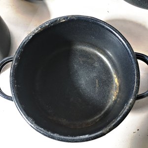 Lote de 5 Ollas Esmaltadas Negras con Tapa - imagen 2
