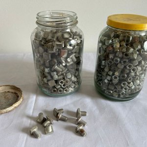 Lote anterior: Bollones repletos de tornillos y tuercas