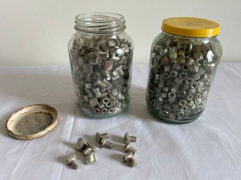 Bollones repletos de tornillos y tuercas