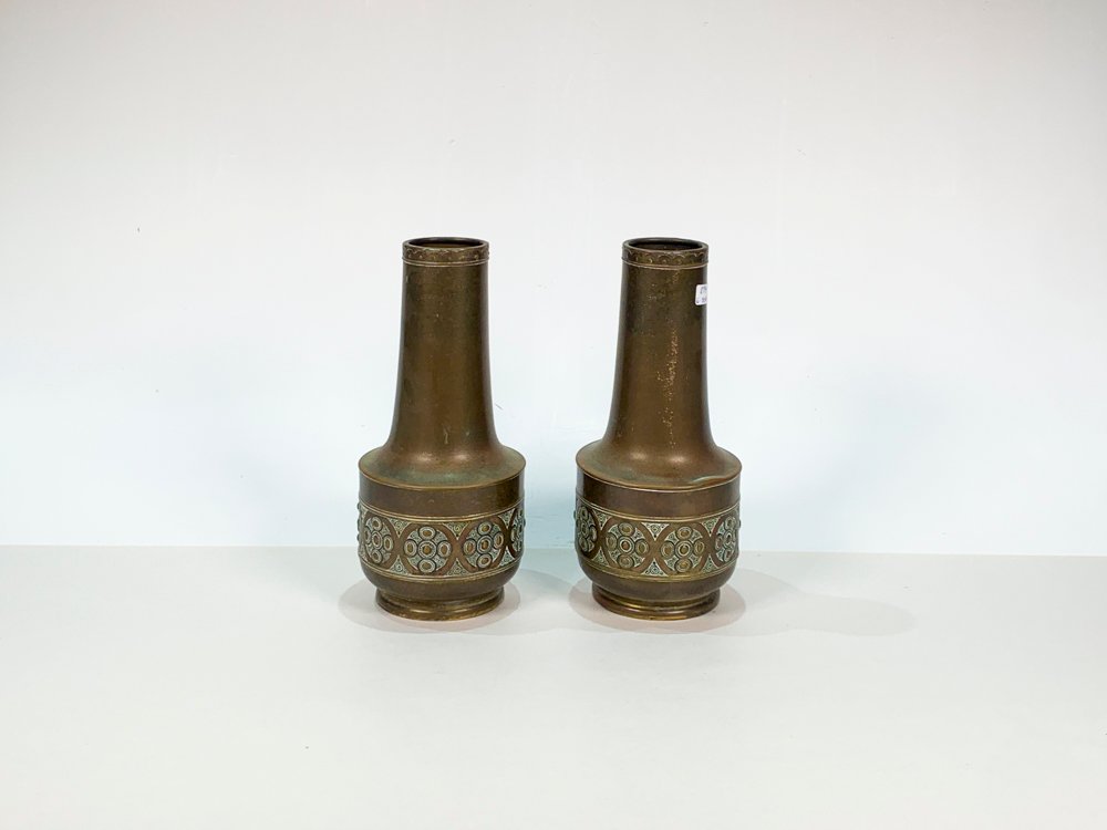 Lote siguiente: Dos floreros de bronce con diseño arabesco