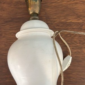 Lámpara de Mesa Antigua Blanca Cerámica con Base Metálica - imagen 3