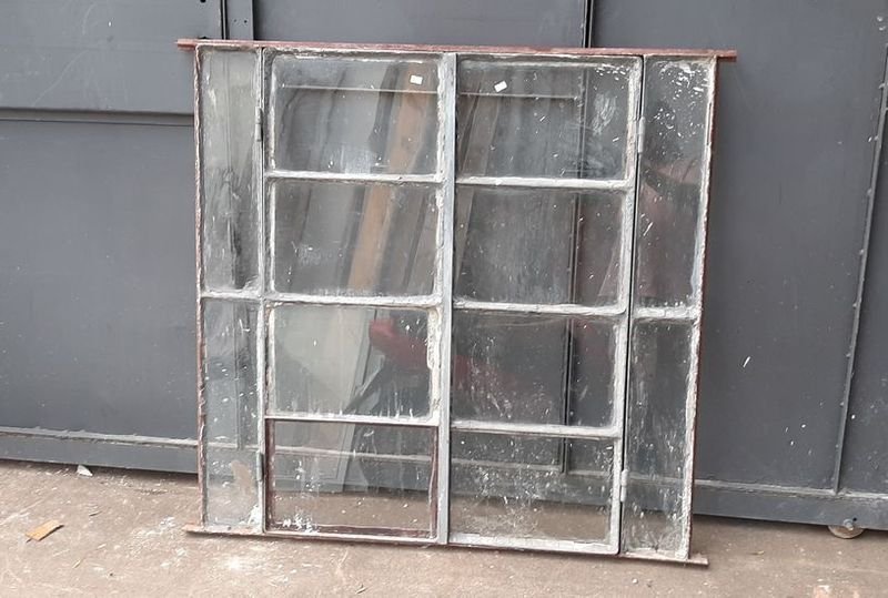 Lote anterior: Ventana de hierro con 12 vidrios y marco antiguo