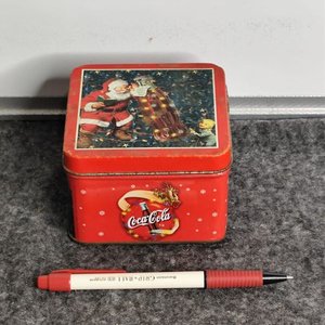 Lata Metálica Coca-Cola Navideña con Vela Aromática - imagen 2