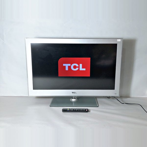 Televisor TCL de 32 pulgadas con control remoto, funcionando - imagen 1