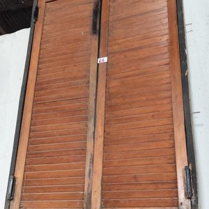 Lote siguiente: 2 Hojas de Puerta Tabaquera de Madera
