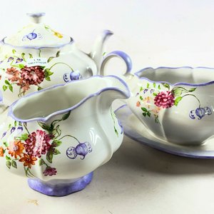 Juego de Loza Blanca Floral: Tetera, Lechera y Salsera con Plato - imagen 3