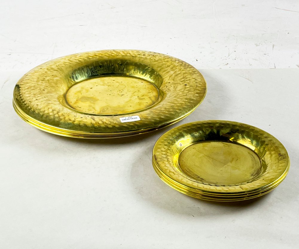 Juego de 11 Platos y Cuencos Bronceados con Diseño Martillado
