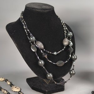 Lote de 13 Piezas de Bijouterie: Pulseras, Dijes y Collares Variados - imagen 14