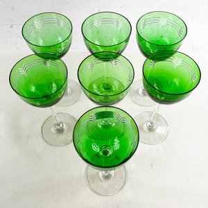 Juego de 7 Copas de Vidrio Verde con Vástago Transparente y Grabado - imagen 2