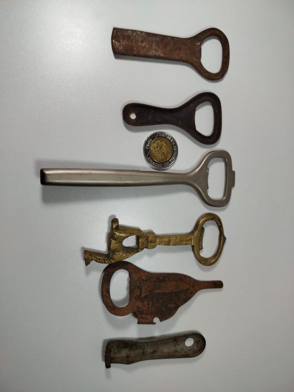 Colección de llaves antiguas y detectores - imagen 3