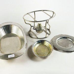 Cuatro piezas en metal, panera oval, plato, despojador y calentador - imagen 1