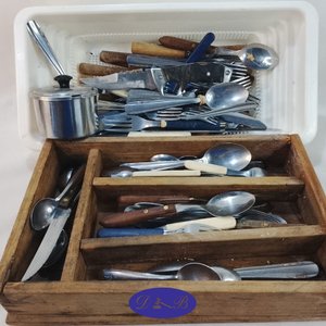 Lote anterior: Cubiertera de madera con cubiertos variados
