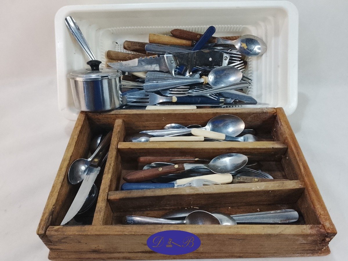 Cubiertera de madera con cubiertos variados