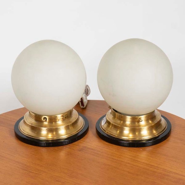 Par de Veladoras con Base de Bronce y Pantalla Esférica